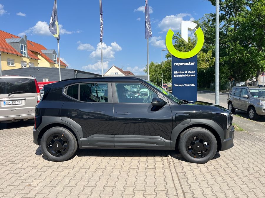 Schwarzer KIA EV2 steht auf dem Parkplatz des Autohauses Richter & Zech.
