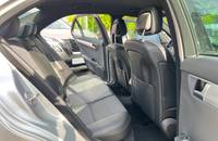 Innenraumaufnahme des Mercedes-Benz C-Klasse mit den Vordersitzen und dem Armaturenbrett.