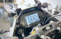 Nahaufnahme des digitalen Armaturenbretts eines Elektroscooters mit Anzeigen für Batterie, Geschwindigkeit und Fahrstatu