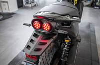 Heckansicht des schwarzen E-Motorrads mit doppelten roten Rückleuchten.