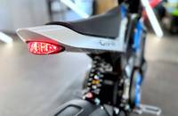 Nahaufnahme des roten Rücklichts und des Sitzbereichs eines Scooters.