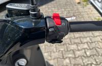 Nahaufnahme der Bedienelemente und des Lenkers eines E-Bikes.