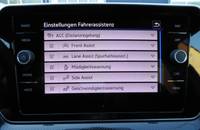 Menü auf dem Display mit Einstellungen für Fahrerassistenz wie ACC, Spurhalteassistent und Müdigkeitswarnung.