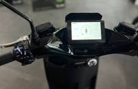 Offener Stauraum des Scooters, mit sichtbaren Komponenten und Ablageflächen.