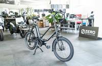 Schwarz gehaltenes E-Lastenrad E-PACKR 8.0 in einem Showroom.