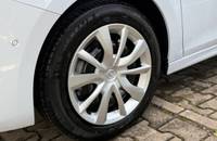 Detailaufnahme des weißen Autoreifens und der Leichtmetallfelge.