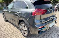 Heckansicht des grauen KIA E-Niro Electric auf einem Pflasterparkplatz.