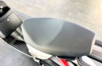 Nahaufnahme des Sitzes und des Heckbereichs eines weißen Elektroscooters.