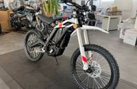 Außenansicht eines weißen E-Motorrads (ZERO) in einem Autohaus.