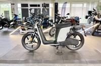 Weißer elektrischer Roller (eSPro 45) in Seitenansicht, ausgestellt in einem Showroom.