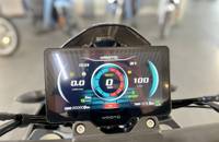 Digitales Display eines E-Scooters mit Geschwindigkeitsanzeige und Akkustand.