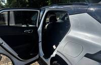 Offene Seitentür eines silbernen KIA Sportage, Blick auf den Innenraum und die Karosserie.