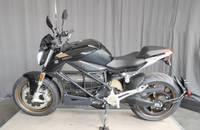 Seitenansicht des schwarzen ZERO E-Motorrads in einem Showroom.