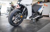 Seitenansicht des weißen Elektrorollers RAY 7.7 in einem Showroom.