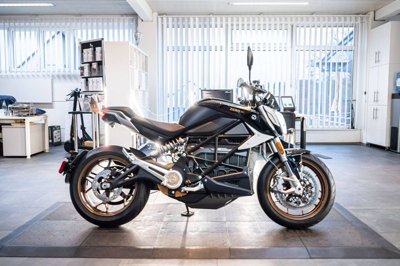 24MY FST Street SR/F EU ZF 17.3 Jetblack