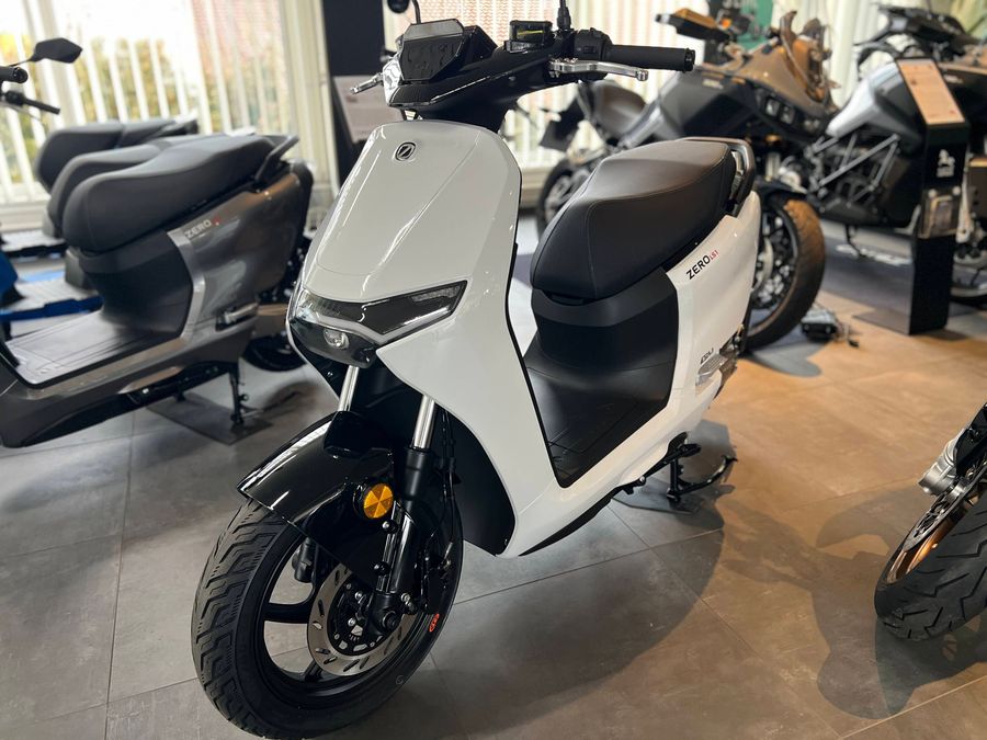 Außenansicht eines weißen E-Scooters der Marke ZERO in einem Showroom.