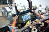 Nahaufnahme des digitalen Cockpits eines E-Motorrads mit Anzeigen für Geschwindigkeit und Akku.