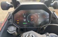 Digitales Cockpit eines E-Motorrollers mit Anzeigen für Geschwindigkeit und Akku.