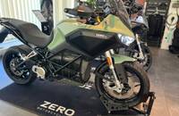 Sagefarbenes ZERO Motorrad in einer Seitenansicht in einem Showroom.