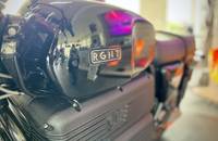 Heckansicht eines schwarzen Motorrads mit taillierter Verkleidung und Kennzeichenhalter.
