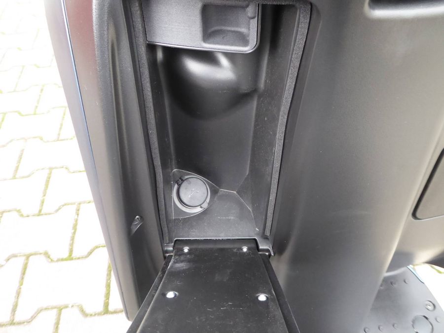 Detailansicht des Ladeanschlusses an der Fahrzeugseite.