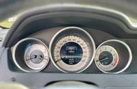 Das Armaturenbrett eines Mercedes-Benz mit Tachometer und digitalen Anzeigen.