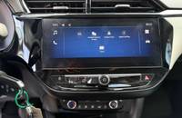 Das Infotainment-System und die Bedienelemente des Opel Corsa Innenraums.