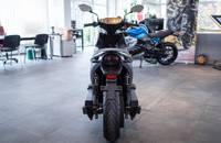 Heckansicht eines modernen E-Motorrads in einem hellen Showroom.