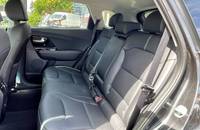 Innenraumaufnahme des KIA E-Niro mit schwarzen Sitzen und Armaturenbrett.