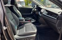 Innenraum eines KIA Niro Electric mit grauen Sitzen, Armaturenbrett und Mittelkonsole.