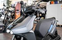 Elektrischer Scooter RAY 7.7 in Grau, Front- und Seitenansicht im Autohaus.