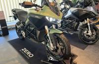 Sagefarbenes E-Motorrad der Marke ZERO, Außenansicht, präsentiert in einem Autohaus.