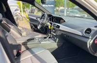 Cockpit-Ansicht des Mercedes-Benz C180 mit Lenkrad und Armaturenbrett.
