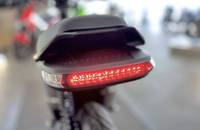 Detailaufnahme der roten Heckleuchte eines E-Bikes.