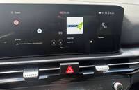Innenansicht des Armaturenbretts mit Infotainment-Display, das Navigations- und Senderinformationen zeigt.