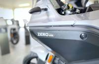 Nahaufnahme der silbernen Frontverkleidung eines Motorrollers. Das Modell-Branding "ZERO DSR" ist gut sichtbar.