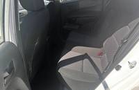 Innenansicht des KIA Picanto mit grauen Sitzen und Türverkleidungen.