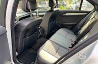 Innenraumaufnahme des Mercedes-Benz C180 mit den Sitzen und dem Armaturenbrett.