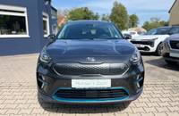 Dunkelgrauer KIA E-Niro Electric im Frontal-Außenbild vor dem Autohaus.