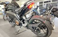 Seiten- und Heckansicht eines schwarzen VMOTO Super Soco Motorrads in einem Autohaus.