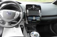 Innenansicht des Cockpits eines Nissan Leaf mit Lenkrad, Infotainment-Display und Bedienelementen.