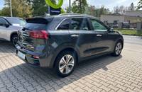 Außenansicht des dunkelgrauen KIA E-Niro Electric auf einem Parkplatz.