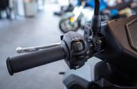 Detailansicht des Lenkers und der Bedienelemente des Motorrollers.