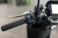 Nahaufnahme des Cockpits und des digitalen Displays eines E-Scooters.