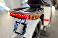 Nahaufnahme des Heckleuchtenbaus eines weißen Elektroscooters.