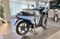 Elektroroller ANDERE NGS2 in Seitenansicht im Autohaus.