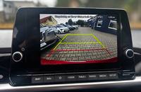 Kameraansicht auf dem Infotainment-Display, die den Parkbereich des Autohauses zeigt.