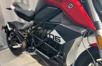 Nahaufnahme der Motorradseite, die den Motor und die Verkleidung zeigt.