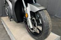 Heckansicht eines grauen E-Scooters mit sichtbarem Hinterrad und Bremsscheibe.