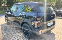 Schwarzer KIA EV2 von hinten links auf einem Parkplatz.
